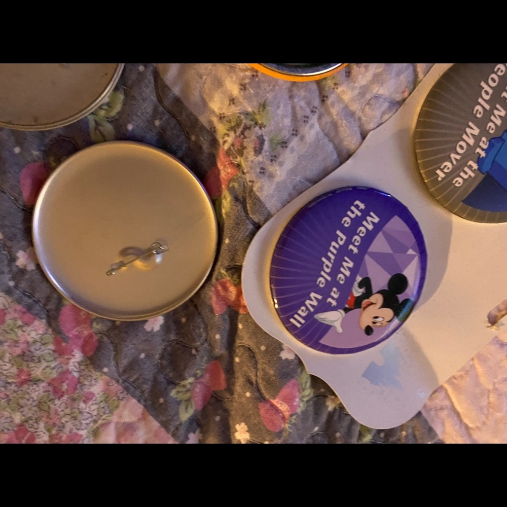 Lot of Walt Disney large Buttons new and old - Picture 8 of 11